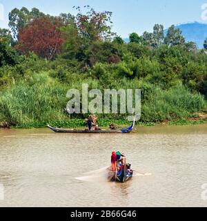 fisherman nel fiume Tonle SAP, Cambogia, villaggi tradizionali sulla riva del fiume tra Phnom Penh e Kampong Tralach, al confine con la provincia di Kandal e la provincia di Kampong Cham. Foto Stock