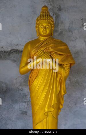 Statua all'interno del tempio di Wat Chalong a Phuket Thailandia Foto Stock