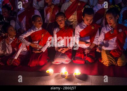 I bambini thailandesi partecipano al festival Yee Peng a Chiang mai , Thailandia Foto Stock