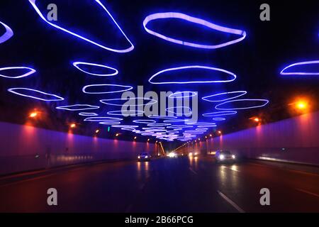 Chongqing, Chongqing, Cina. 10th Mar, 2020. Chongqing, CHINA-On 9 marzo 2020, una serie di strisce luminose a LED in cima a un tunnel nella città di Nanping, Chongqing, formò una serie di aperture blu diverse con una lunghezza totale di 3.000 metri, creando una scena magnifica. Credito: Sipa Asia/Zuma Wire/Alamy Live News Foto Stock