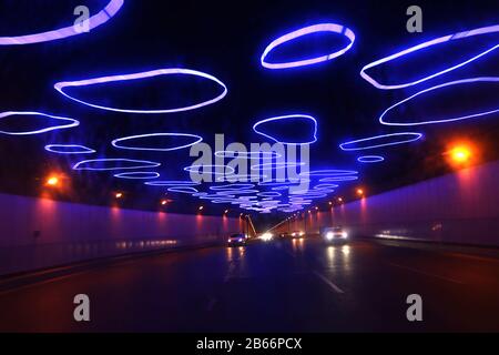 Chongqing, Chongqing, Cina. 10th Mar, 2020. Chongqing, CHINA-On 9 marzo 2020, una serie di strisce luminose a LED in cima a un tunnel nella città di Nanping, Chongqing, formò una serie di aperture blu diverse con una lunghezza totale di 3.000 metri, creando una scena magnifica. Credito: Sipa Asia/Zuma Wire/Alamy Live News Foto Stock