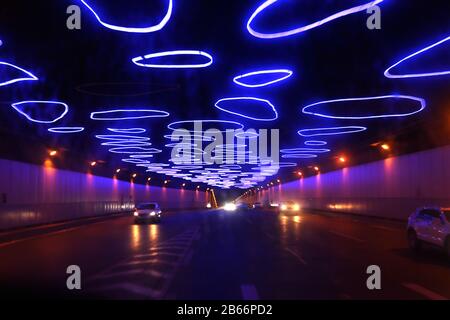 Chongqing, Chongqing, Cina. 10th Mar, 2020. Chongqing, CHINA-On 9 marzo 2020, una serie di strisce luminose a LED in cima a un tunnel nella città di Nanping, Chongqing, formò una serie di aperture blu diverse con una lunghezza totale di 3.000 metri, creando una scena magnifica. Credito: Sipa Asia/Zuma Wire/Alamy Live News Foto Stock