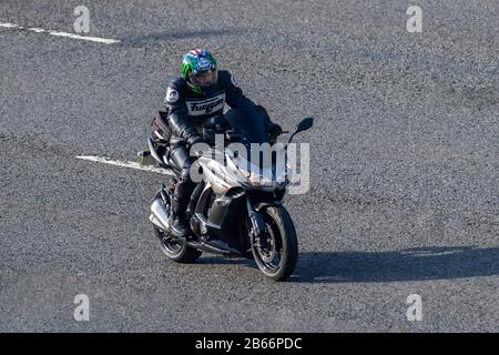 2019 Kawasaki Z650 motociclista; traffico veicolare, trasporto su due ruote, veicoli moderni, moto, veicolo, strade, moto da rally motociclistico motociclista automobilista sull'autostrada M6 Chorley, Regno Unito Foto Stock