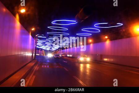 Chongqing, Chongqing, Cina. 10th Mar, 2020. Chongqing, CHINA-On 9 marzo 2020, una serie di strisce luminose a LED in cima a un tunnel nella città di Nanping, Chongqing, formò una serie di aperture blu diverse con una lunghezza totale di 3.000 metri, creando una scena magnifica. Credito: Sipa Asia/Zuma Wire/Alamy Live News Foto Stock