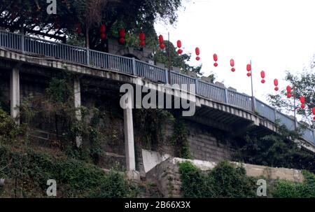 Chongqing, Chongqing, Cina. 10th Mar, 2020. Chongqing, CHINA-On 6 marzo 2020, distretto di Yuzhong, Chongqing, una sezione di strada sterrata è stata costruita sulla scogliera del pendio di flagstone sul lato della strada zhongxing all'estremità nord del ponte del fiume Yangtze, Con una lunghezza totale di oltre 300 metri. E' l'unica strada urbana in asse costruita sulla scogliera a chongqing finora. Credito: Sipa Asia/Zuma Wire/Alamy Live News Foto Stock