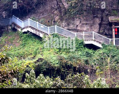 Chongqing, Chongqing, Cina. 10th Mar, 2020. Chongqing, CHINA-On 6 marzo 2020, distretto di Yuzhong, Chongqing, una sezione di strada sterrata è stata costruita sulla scogliera del pendio di flagstone sul lato della strada zhongxing all'estremità nord del ponte del fiume Yangtze, Con una lunghezza totale di oltre 300 metri. E' l'unica strada urbana in asse costruita sulla scogliera a chongqing finora. Credito: Sipa Asia/Zuma Wire/Alamy Live News Foto Stock