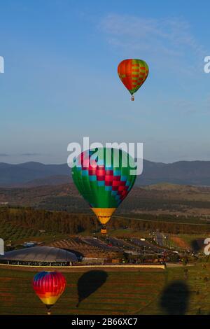 Canberra, Australia. 10th Mar, 2020. I palloncini d'aria calda sono visti nel cielo durante il 2020 Canberra Balloon Spettacolare a Canberra, Australia, 10 marzo 2020. Credit: Chu Chen/Xinhua/Alamy Live News Foto Stock
