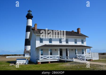 Il faro di Bodie Island e i custodi di casa sulle rive Esterne del North Carolina. Foto Stock