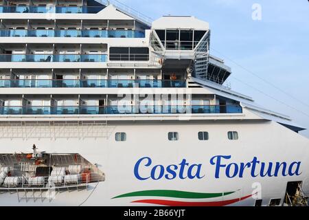 (200310) -- SINGAPORE, 10 marzo 2020 (Xinhua) -- la nave da crociera italiana Costa Fortuna ormeggia al Marina Bay Cruise Centre di Singapore il 10 marzo 2020. Costa Fortuna è stata allontanata dai porti in Thailandia e Malesia durante la sua recente crociera. Singapore è il porto di casa della Costa Fortuna, che ha lasciato per l'attuale crociera da Singapore il 3 marzo. (Xinhua/Then Chih Wey) Foto Stock