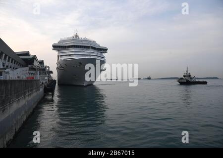 (200310) -- SINGAPORE, 10 marzo 2020 (Xinhua) -- la nave da crociera italiana Costa Fortuna ormeggia al Marina Bay Cruise Centre di Singapore il 10 marzo 2020. Costa Fortuna è stata allontanata dai porti in Thailandia e Malesia durante la sua recente crociera. Singapore è il porto di casa della Costa Fortuna, che ha lasciato per l'attuale crociera da Singapore il 3 marzo. (Xinhua/Then Chih Wey) Foto Stock