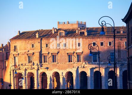 Facciata del Teatro Marcello a Roma Foto Stock