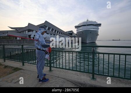 (200310) -- SINGAPORE, 10 marzo 2020 (Xinhua) -- la nave da crociera italiana Costa Fortuna ormeggia al Marina Bay Cruise Centre di Singapore il 10 marzo 2020. Costa Fortuna è stata allontanata dai porti in Thailandia e Malesia durante la sua recente crociera. Singapore è il porto di casa della Costa Fortuna, che ha lasciato per l'attuale crociera da Singapore il 3 marzo. (Xinhua/Then Chih Wey) Foto Stock