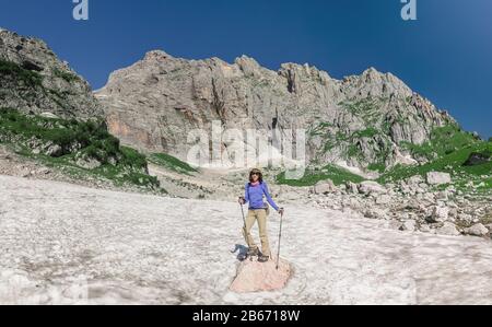 Donna escursionista su un ghiacciaio in estate montagne Foto Stock