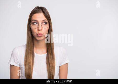 Closeup foto di bella signora inviare aria bacio bel ragazzo indossare le specifiche e t-shirt isolato sfondo bianco Foto Stock