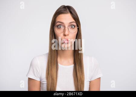 Closeup foto di bella signora inviare aria bacio bel ragazzo indossare le specifiche e t-shirt isolato sfondo bianco Foto Stock