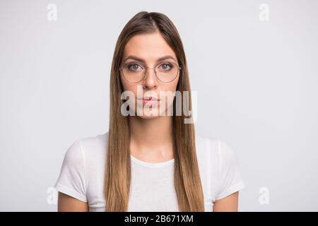 Foto di grazioso direttore signora ascoltare collega attentamente indossare le specifiche e t-shirt isolato sfondo bianco Foto Stock