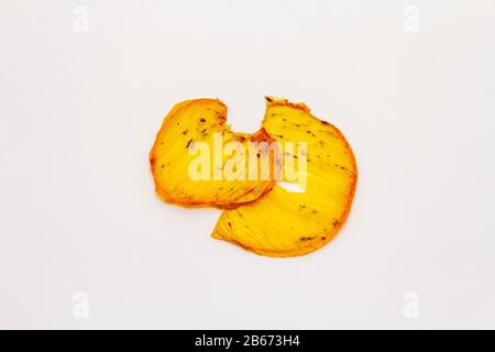 Fette secche di persimmon isolate su fondo bianco. Concetto di alimentazione sana, primo piano Foto Stock