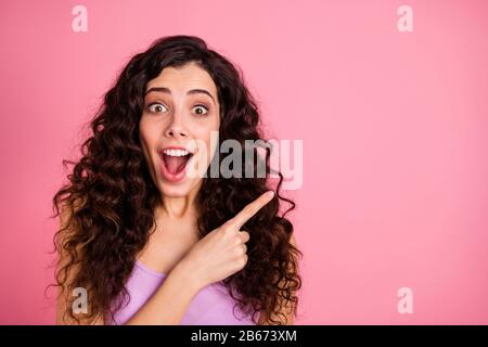 CopySpace foto di allegro divertente divertente casual ragazza stupito condividere qualcosa di speciale con voi essere scioccati mentre isolato con rosa Foto Stock