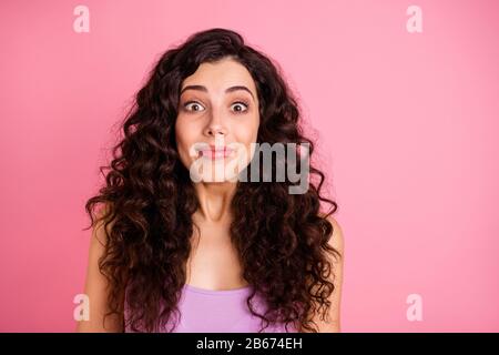 Foto di allegro eccitato sorpreso interessato impressionato ragazza vedendo le vendite mentre isolato con sfondo rosa Foto Stock