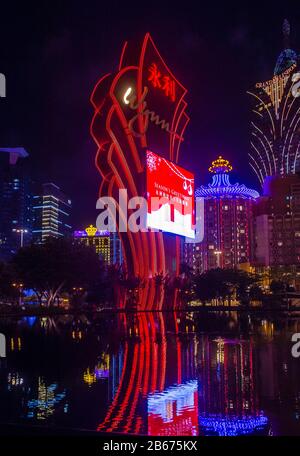 Lo skyline di Macau di notte Foto Stock