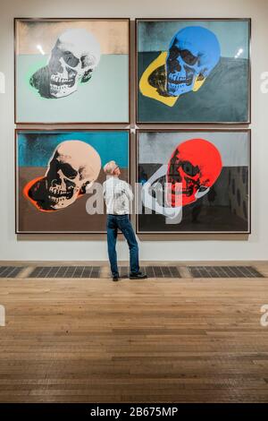 Londra, Regno Unito. 10th Mar, 2020. Skulls - esposizione di Andy Warhol alla Tate Modern. Questa nuova mostra - la prima in galleria da quasi 20 anni - offre una rara visione personale di come Warhol e il suo lavoro hanno segnato un periodo di trasformazione culturale. Oltre alle sue famose immagini pop di Marilyn Monroe, Coca-Cola e Campbell's Soup Cans, la mostra presenta un'opera mai vista prima nel Regno Unito, tra cui il più grande gruppo mai visto della serie di Signore e Signori di Warhol. Credito: Guy Bell/Alamy Live News Foto Stock