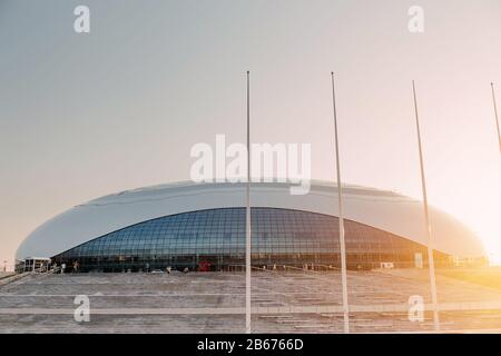 25 LUGLIO 2016 Adler, SOCHI, RUSSIA: Lo stadio di hockey che si trova nel Parco Olimpico di Sochi Foto Stock