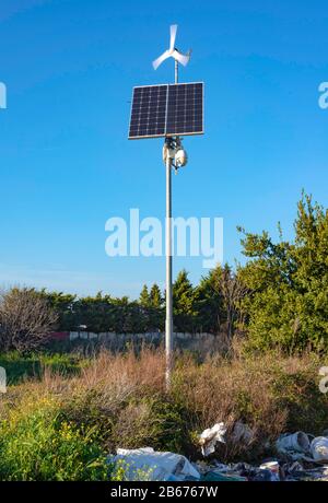 rifiuti abbandonati ai piedi di una foto trappola in una strada rurale Foto Stock