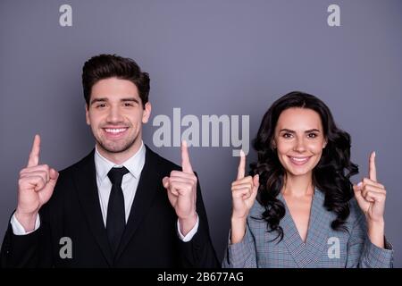 Primo piano ritratto del suo lui lei bella attraente elegante allegro contenuto partner professionale esperti esperti che puntano su pubblicità annuncio Foto Stock