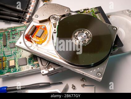 Smontate il disco rigido dal computer, hdd con effetto specchio. Aperto il disco rigido dal computer hdd con effetti a specchio. Parte del computer PC, l Foto Stock