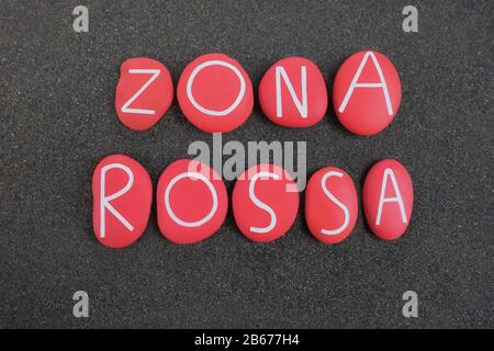 Zona Rossa, Red zone, 2020 Italia coronavirus lockdown composto da lettere di pietra di colore rosso su sabbia vulcanica nera Foto Stock