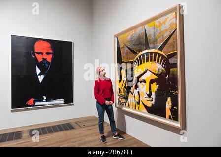 Londra, Regno Unito. 10 Marzo 2020. Un membro dello staff views (da L a R) e 'Lenin', 1986, e 'Statue of Liberty (Fabis)', 1986, entrambi di Andy Warhol. Anteprima di 'Andy Warhol', una retrospettiva di oltre 100 opere di uno degli artisti più riconoscibili della fine del 20th secolo. La mostra si svolge dal 12 marzo al 6 settembre 2020 presso la Tate Modern. Credito: Stephen Chung / Alamy Live News Foto Stock