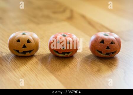 Decorazione di zucca di Halloween con zucca artificiale Foto Stock