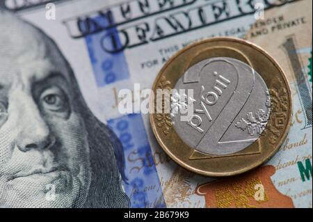 Vista ravvicinata della moneta bielorussa sul conto delle banconote in dollari Foto Stock