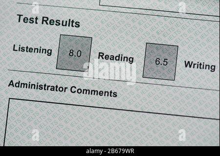 Risultati del test ielts in inglese su foglio cartaceo. Buon punteggio dell'esame linguistico Foto Stock