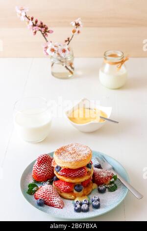 Mille Feuille, dischi di pasta sfoglia con fragole giganti e mirtilli con limone cagliata. Ricetta di Gordon Ramsay. Delizioso dessert francese con estate b Foto Stock