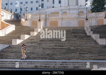 Roma, ITALIA - 10 marzo 2020: Due turisti femminili prendono un selfie di fronte Alla vuota Piazza di Spagna, Roma, Italia. A partire da oggi, il governo italiano d Foto Stock