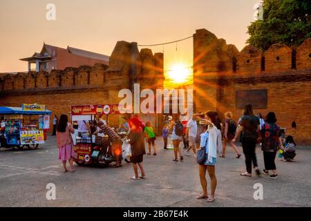 Un turista in posa per un selfie di fronte al cancello di Tha Phae al tramonto, Chiang mai, Thailandia Foto Stock