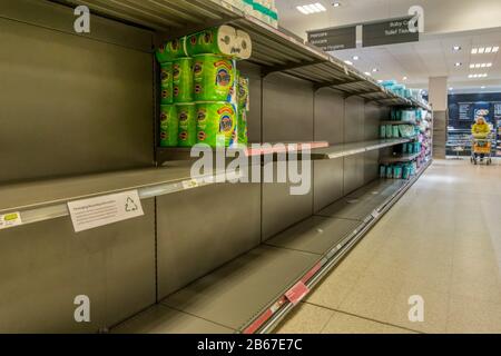 10 Marzo 2020. Bromley, South London, Regno Unito. Niente, ma qualche pacchetto di rotolo di cucina sugli scaffali vuoti in un supermercato a sud di Londra, che dovrebbe essere rifornito di carta igienica. Svuotato dal panico di gente che acquista di fronte al Covid 19 Coronavirus paura. Credit Urbanimages-News/Alamy Foto Stock