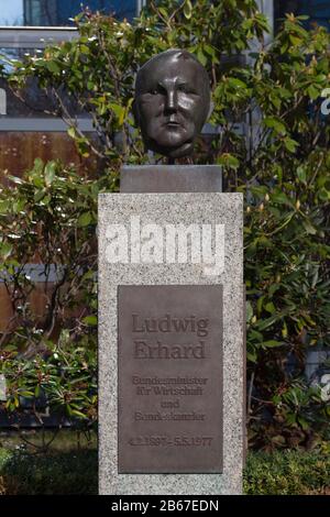 Busto di Ludwig Erhard, Moabit, Berlino Foto Stock