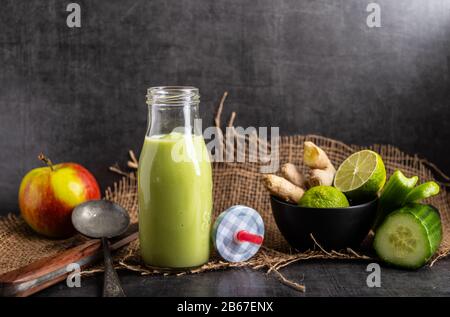 Frullati fatti in casa con i seguenti ingredienti detox zenzero, cetriolo, mela e limone. Foto Stock