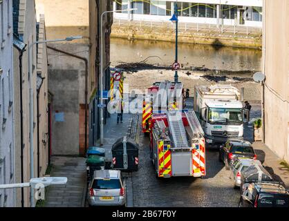 I motori antincendio partecipano a una falsa chiamata di allarme a Leith, Edimburgo, Scozia, Regno Unito Foto Stock