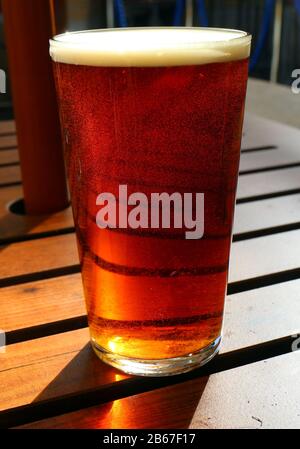 Pinta di birra inglese al sole di agosto Foto Stock