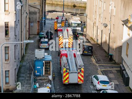 I motori antincendio partecipano a una falsa chiamata di allarme a Leith, Edimburgo, Scozia, Regno Unito Foto Stock