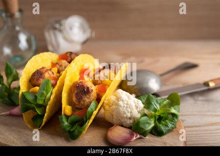 delizioso taco fatto in casa con polpette vegane e verdure. Foto Stock