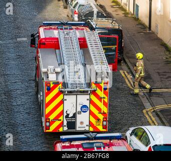 I motori antincendio partecipano a una falsa chiamata di allarme a Leith, Edimburgo, Scozia, Regno Unito Foto Stock