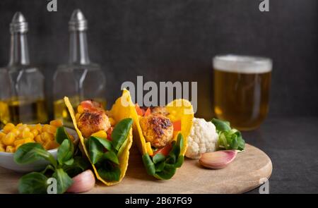 delizioso taco fatto in casa con polpette vegane e verdure. Foto Stock