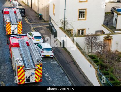 I motori antincendio partecipano a una falsa chiamata di allarme a Leith, Edimburgo, Scozia, Regno Unito Foto Stock