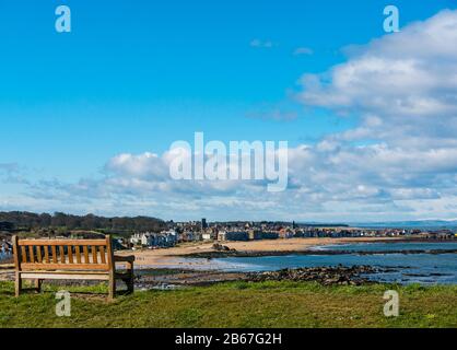 Panca in legno con vista su Milsey Bay, North Berwick, East Lothian, Scozia, Regno Unito Foto Stock