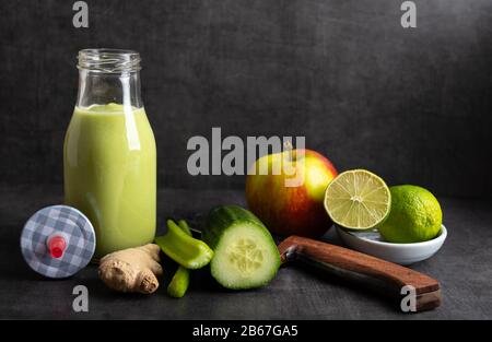 Frullati fatti in casa con i seguenti ingredienti detox zenzero, cetriolo, mela e limone. Foto Stock