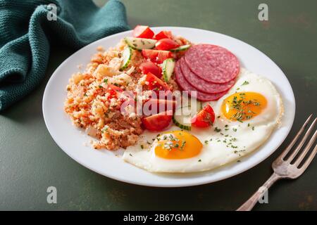 Ketogenic paleo dieta colazione. il cavolfiore riso, uova fritte salame Foto Stock